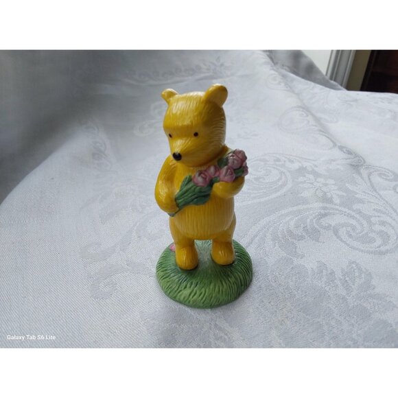 Royal Doulton Winnie the Pooh figurine Thinking of You Bear with Bouquet - Picture 2 of 7